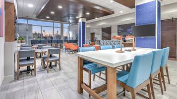 Free buffet breakfast on weekdays