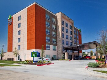 Holiday Inn Express & Suites Moore by IHG