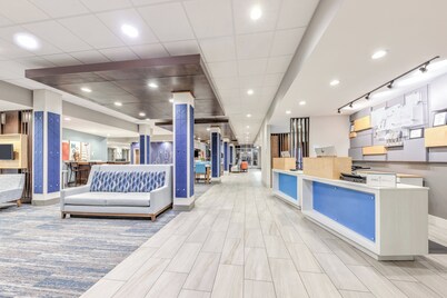 Holiday Inn Express & Suites Moore by IHG