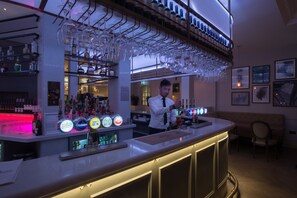Interior detail - The Kings Head Hotel (London)