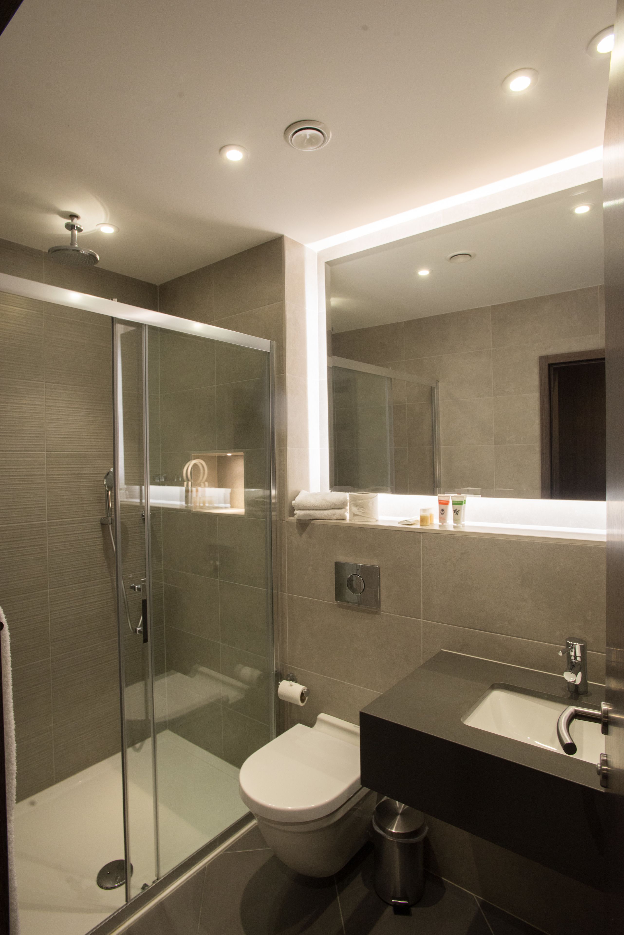Habitación clásica doble | Baño | Artículos de higiene personal gratuitos, secador de pelo y toallas