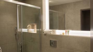 Habitación clásica doble | Baño | Artículos de higiene personal gratuitos, secador de pelo y toallas