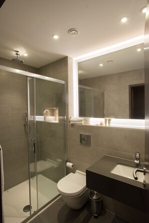 Classic Double Room | Bathroom | Free toiletries, hair dryer, towels - The Kings Head Hotel (London)