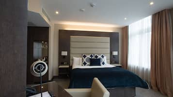 Habitación junior con 1 cama matrimonial o 2 individuales | Minibar, caja de seguridad en la habitación y escritorio