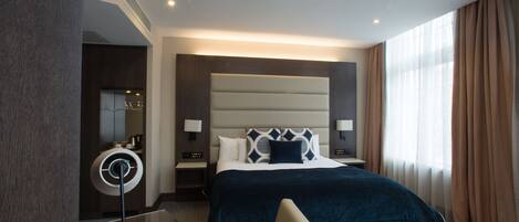 Kamar Double atau Twin Junior | Minibar, brankas, meja kerja, dan ruang kerja ramah laptop