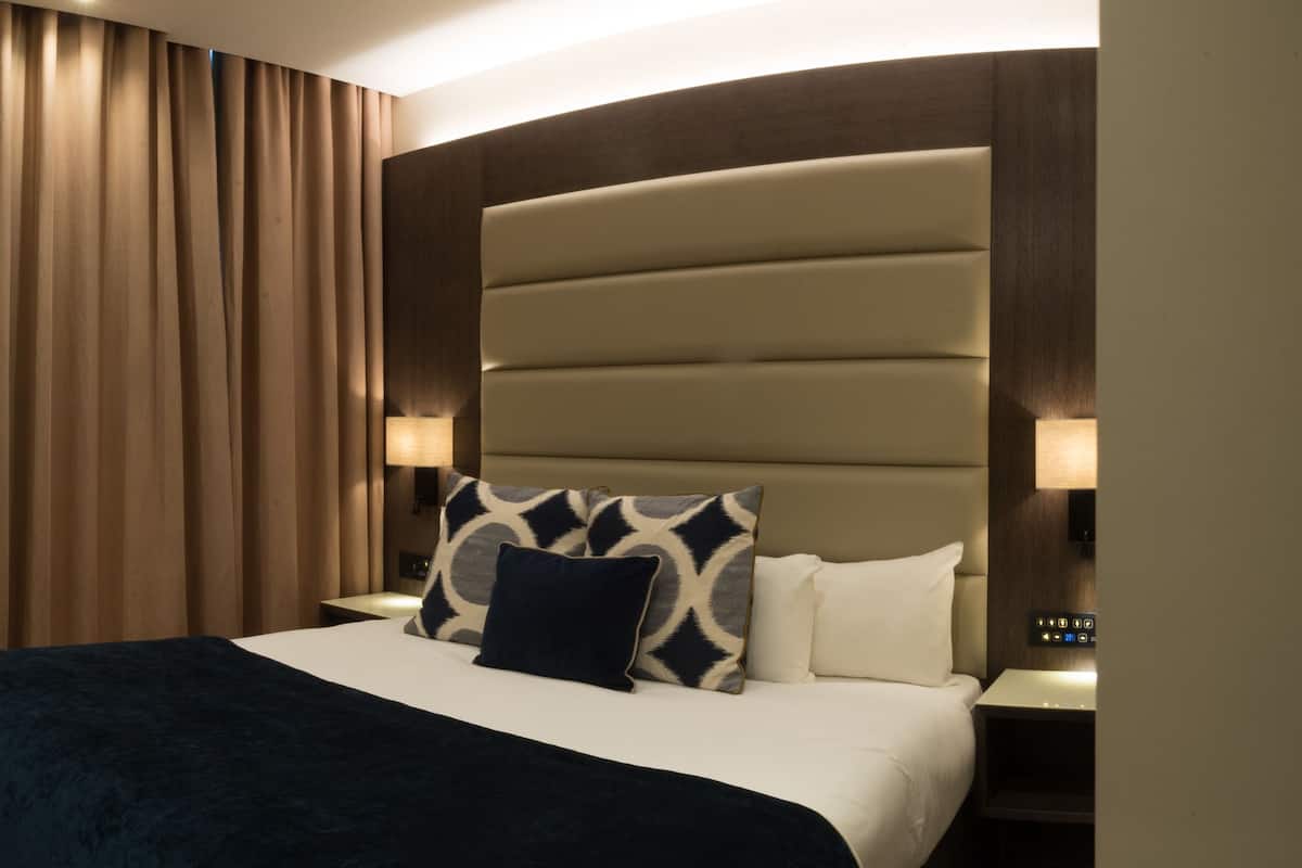 Superior Double Room | Minibar, in-room safe, desk, laptop workspace