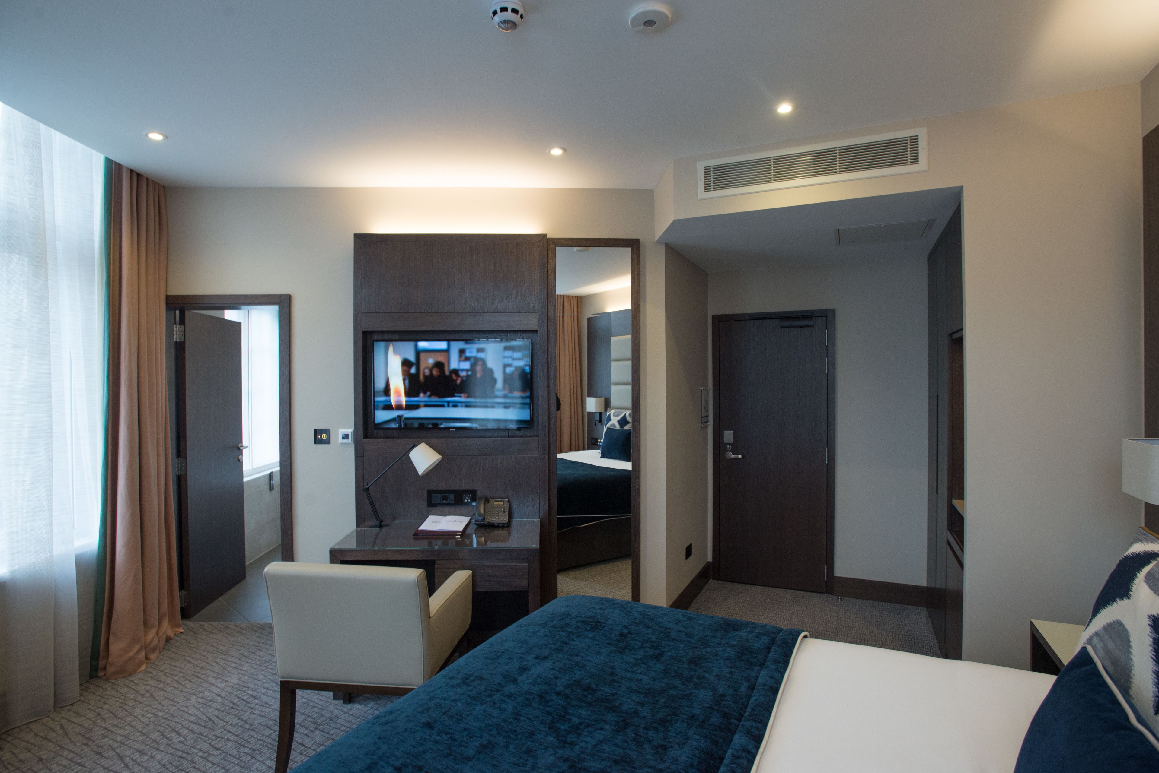 小型双人房或双床房 | 迷你吧、客房内保险箱、办公桌、笔记本电脑工作区