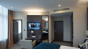 Phòng đôi hoặc 2 giường đơn Junior | Minibar, két bảo mật tại phòng, bàn