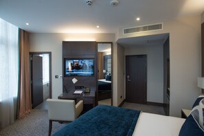 Minibar, caja de seguridad en la habitación y escritorio