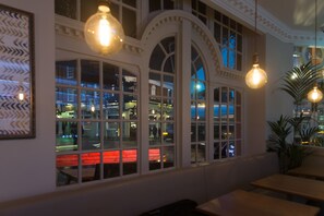 Dining - The Kings Head Hotel (London)