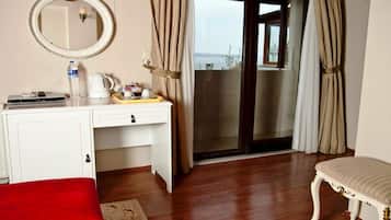 Rom – deluxe, 1 queensize-seng, ikke-røyk, badekar | Minibar, safe på rommet, lydisolert og strykejern/-brett