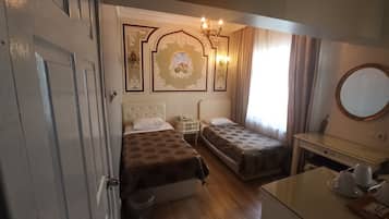Habitació quàdruple estàndard | 1 dormitori, minibar i caixa forta a l'habitació