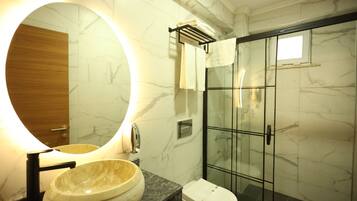 Quarto casal ou duplo superior, em edifício anexo | Banheiro | Produtos de toalete grátis, secador de cabelo, chinelos