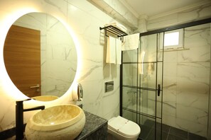Habitación superior con 1 cama doble o 2 individuales, en edificio anexo | Baño | Artículos de higiene personal gratuitos, secador de pelo y zapatillas