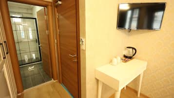 Habitació doble o amb dos llits individuals superior, edifici annex | Bany | Articles de tocador gratuïts, assecador de cabells i sabatilles