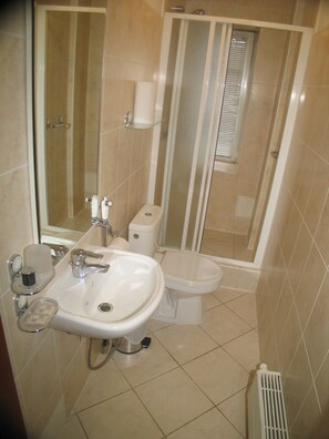 Shower, free toiletries, towels, soap - Hotel Duets (Daugavpils)