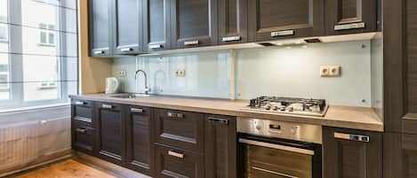 Departamento estándar, 2 habitaciones | Cocina privada | Refrigerador con congelador, microondas y parrilla de estufa