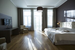 Large One-bedroom Apartment with Balcony | 客厅 | 40-英寸纯平电视（配备数码频道）、电视、收费电影
