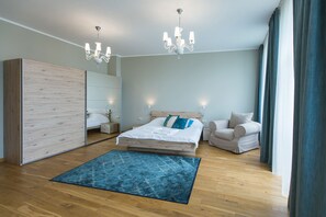 Two-Bedroom Apartment with Balcony | 客厅 | 40-英寸纯平电视（配备数码频道）、电视、收费电影
