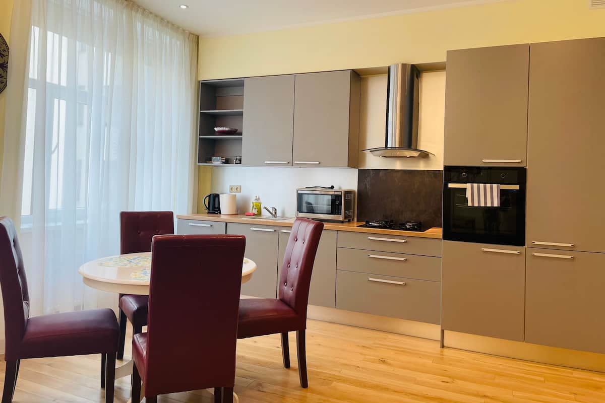 Large One-Bedroom Apartment with Workroom | Dapur peribadi | Pembancuh kopi espreso, pembancuh kopi/teh 