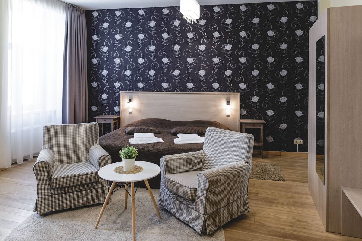 Studio Apartment with Balcony | Ruang tamu | 40 inci televisyen skrin rata dengan digital, TV, filem berbayar