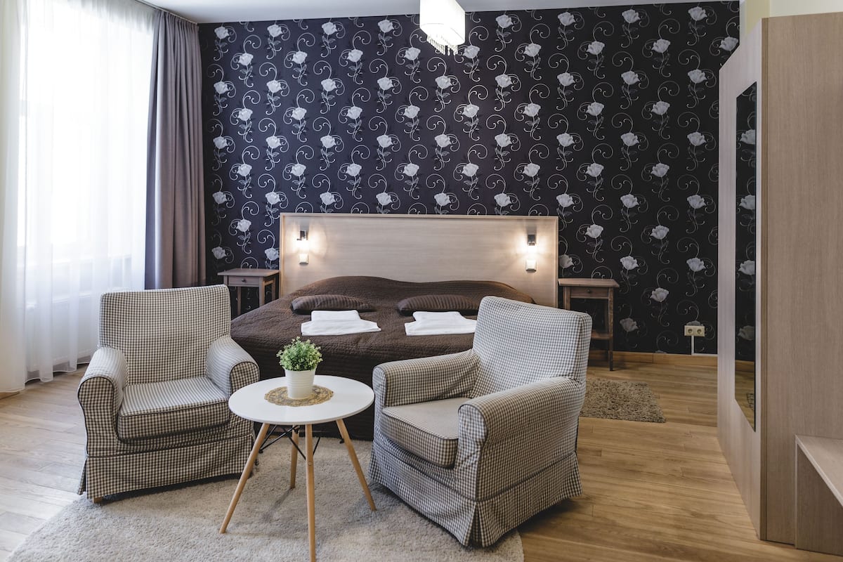 Studio Apartment with Balcony | Area soggiorno | TV a schermo piatto 40 pollici con canali digitali, TV