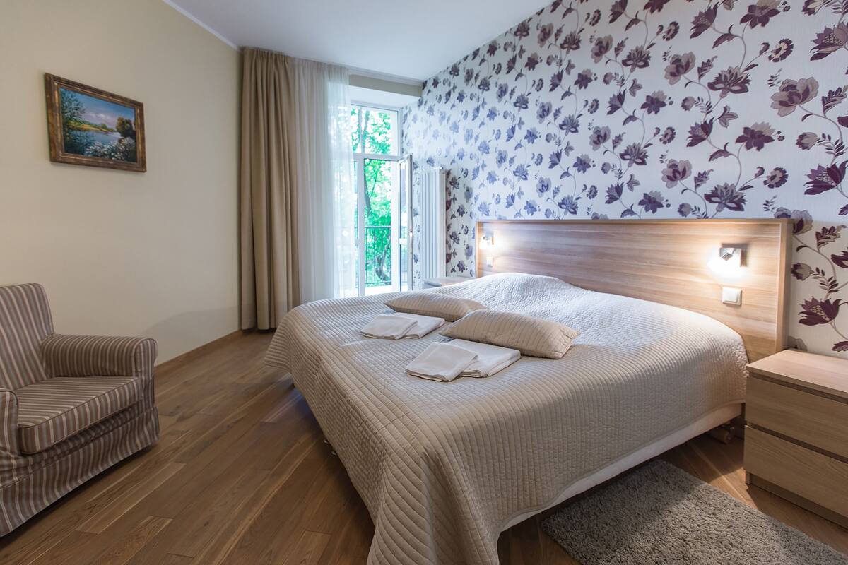 Cozy One-Bedroom Apartment with Balcony | Soggiorno | TV a schermo piatto 40 pollici con canali digitali, TV