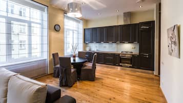 Standard-Apartment, 2Â Schlafzimmer | Essbereich im Zimmer