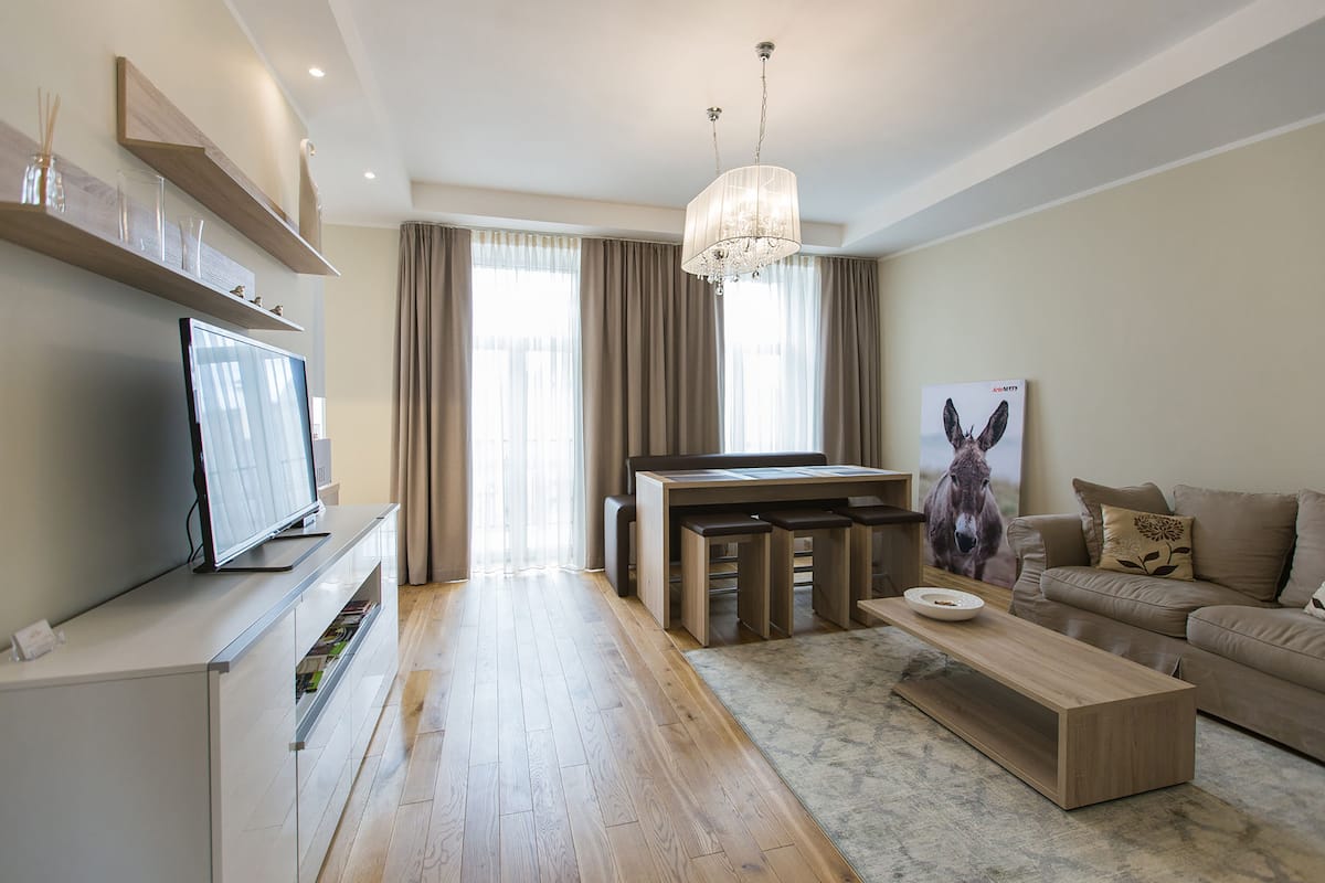 Two-Bedroom Apartment with Balcony | Ruang tamu | 40 inci televisyen skrin rata dengan digital, TV, filem berbayar