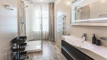Superior Two-Bedroom Apartment with Balcony | Bad | Dusj, toalettartikler (inkludert), hårføner og tøfler