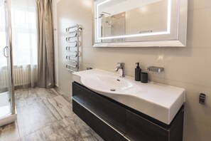 Superior Two-Bedroom Apartment with Balcony | Bathroom - Riga Lux Apartments - Skolas (Riga)