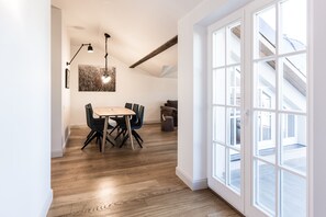 Penthouse Two-Bedroom Apartment with Terraces | Vardagsrum | LCD-tv, Netflix, betalfilmer och golvvärme