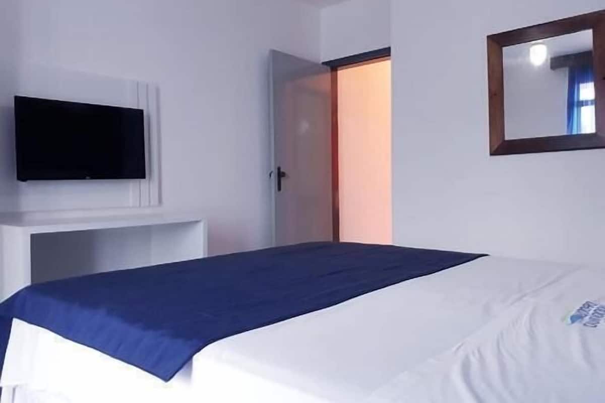 Minibar, free WiFi, bed sheets
