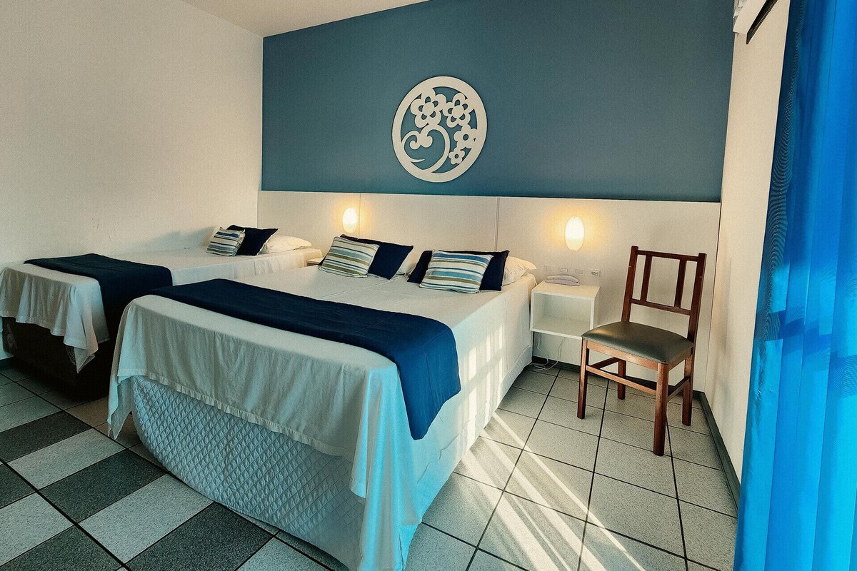 Een minibar, gratis wifi, beddengoed