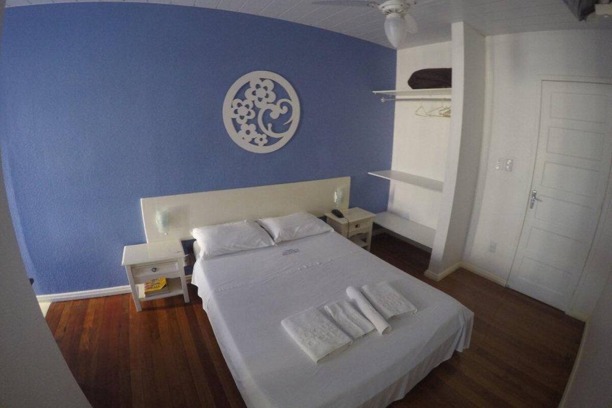 Een minibar, gratis wifi, beddengoed