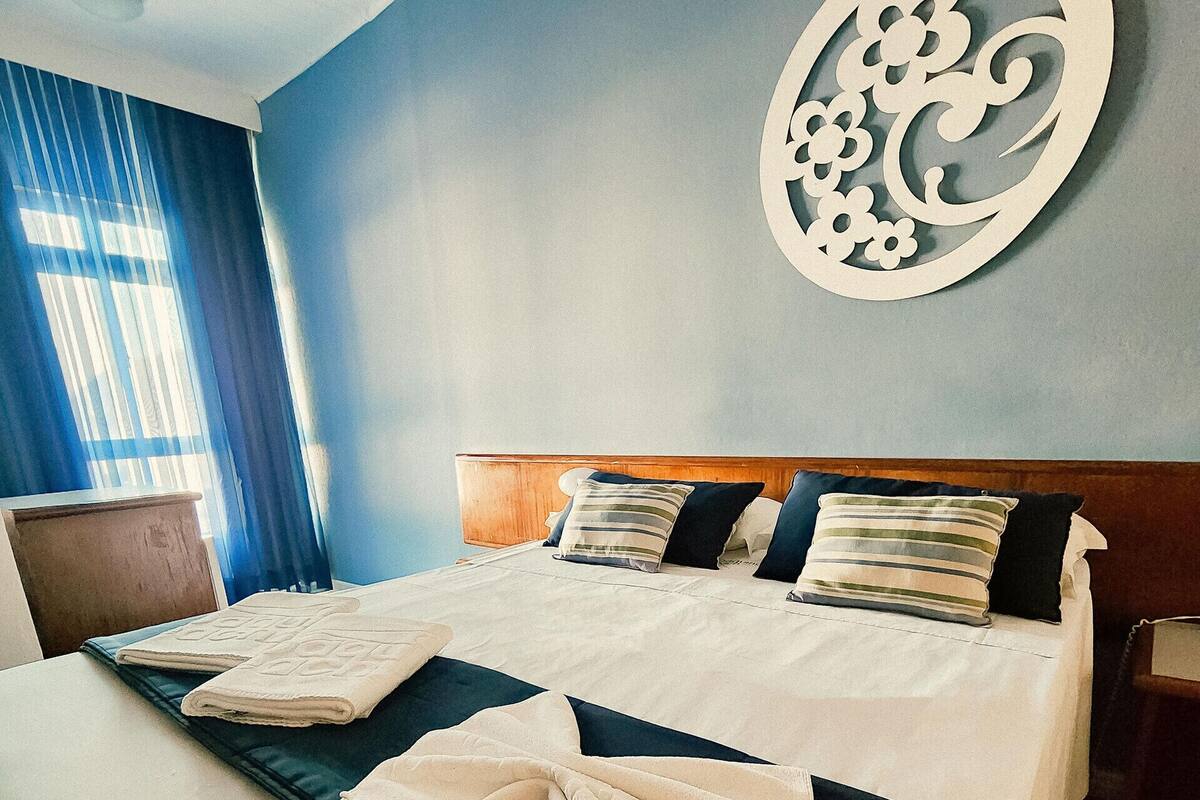 Een minibar, gratis wifi, beddengoed