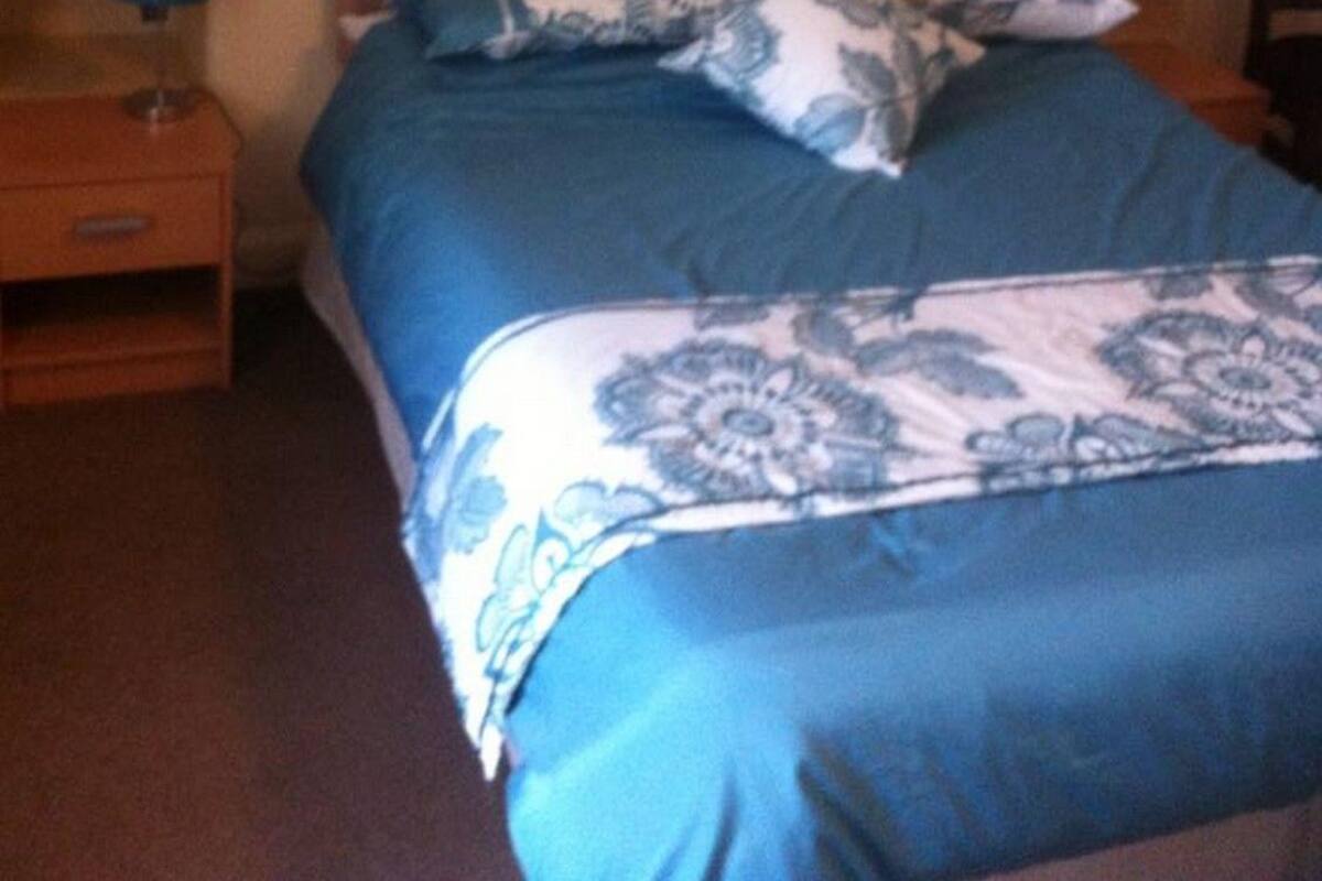 Meja kerja, setrika/meja setrika, dan tempat tidur bayi gratis