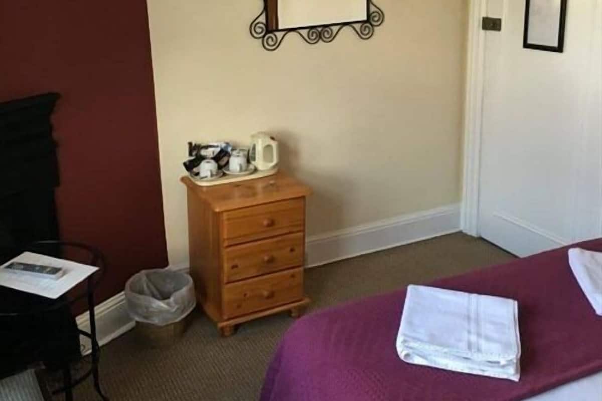 Habitación estándar doble, baño privado | 1 dormitorio y wifi
