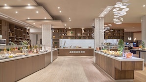 Una cocina moderna con armarios de madera, una isla central y diversos electrodomésticos.
