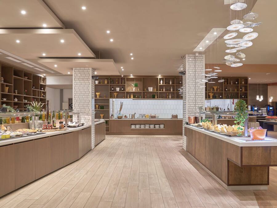 Une cuisine moderne avec des meubles en bois, un îlot central et divers appareils de cuisine.