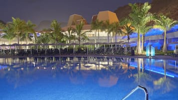 3 outdoor pools, pool umbrellas, pool loungers