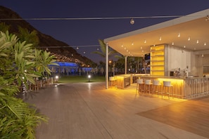 Hi ha 2 restaurants amb plats de cuina local i internacional