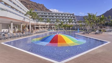 3 piscines extérieures, parasols de plage, chaises longues