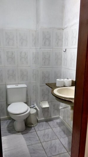 Douche, articles de toilette gratuits, serviettes fournies