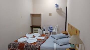 Quarto casal | Escrivaninha, cortinas blackout, ferros/tábuas de passar roupa