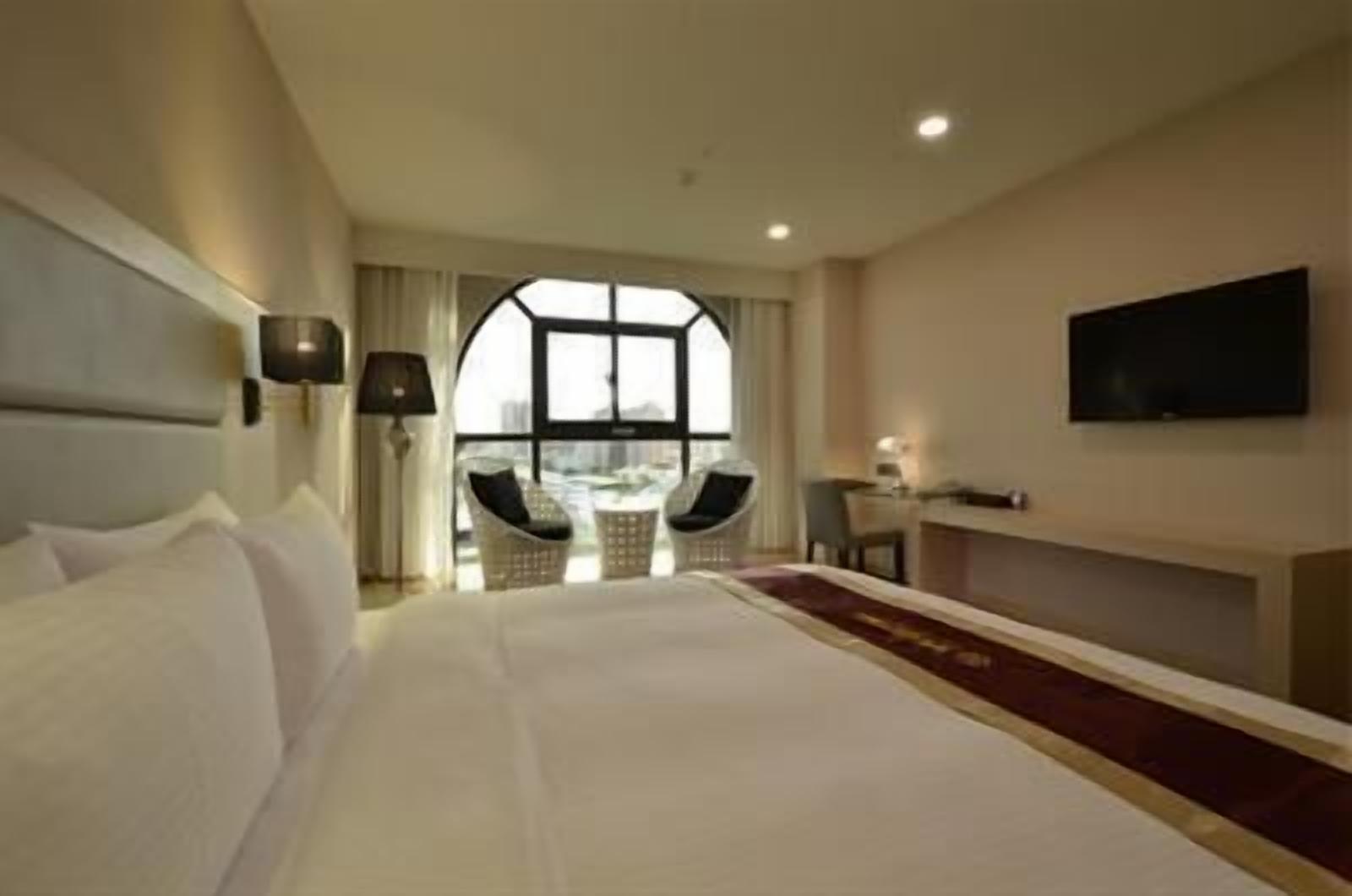 landscape suite | premium bedding, minibar, in-room safe, desk