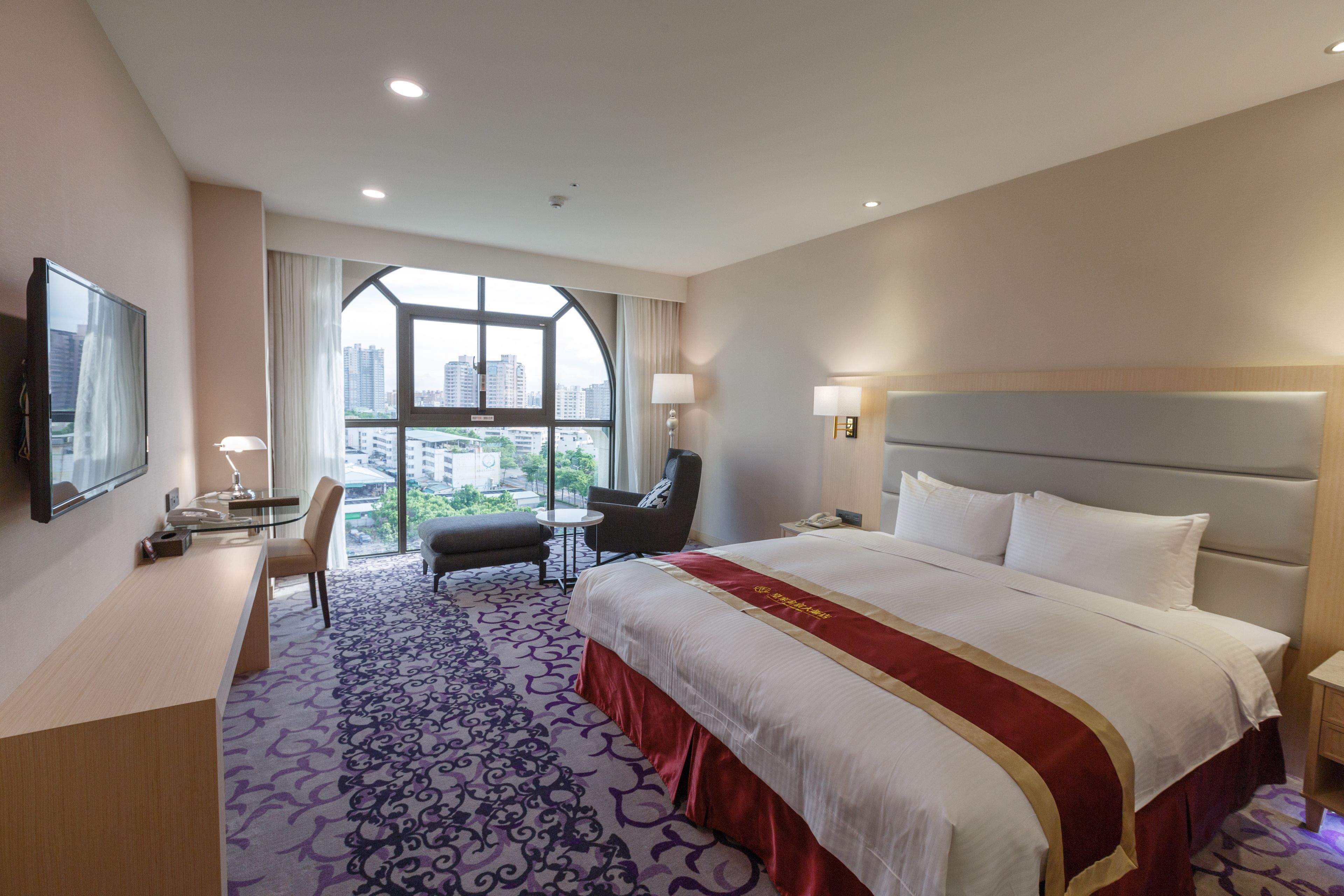 landscape suite | premium bedding, minibar, in-room safe, desk