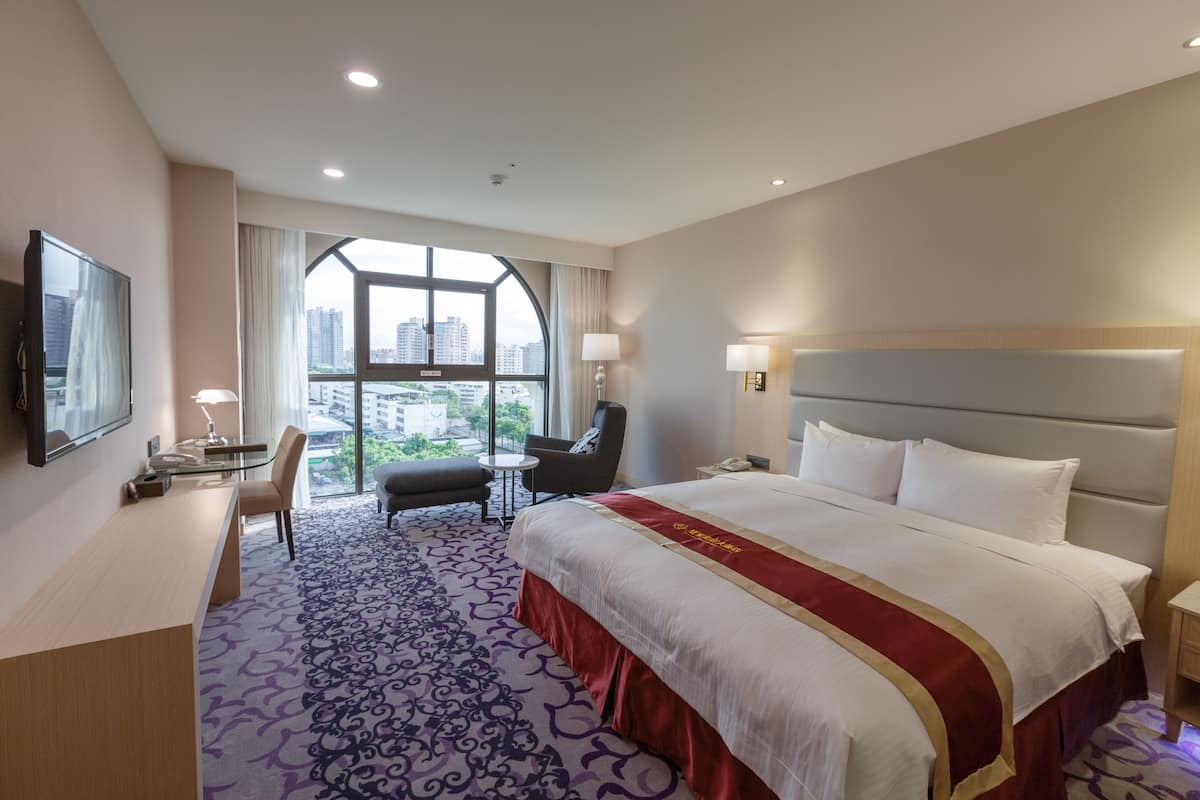 landscape suite | premium bedding, minibar, in-room safe, desk