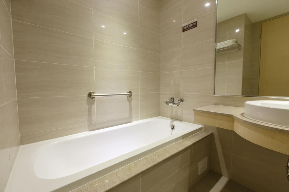 separate bathtub and shower, deep-soaking bathtub