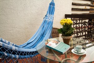 Quarto casal ou duplo luxo, 1 cama Queen, sacada, vista para a piscina (2 pessoas) | Frigobar, cofres nos quartos, escrivaninha, cortinas blackout